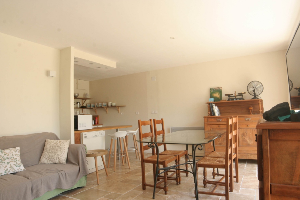 Le salon comprend une cloison phonique de s&eacute;paration avec un autre logement